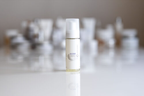 Lav Foam 29,00 € Unser Lavendel Foam reinigt nicht nur die Haut, sondern gibt Ihr sanfte Impulse sich zu beruhigen, zu regene- rieren und sich zu entspannen. Grundlage dieser gründlichen aber sanften Reinigung ist Lavendelwasser. Dieser Schaum ist hervorragend ver- träglich, weil er pflanzliche Tenside ent- hält und der Haut nicht unnötig Wasser entzieht. Die Haut wird beruhigt ,mit Feuchtig- keit versorgt und verklebt nicht. Sie ist
