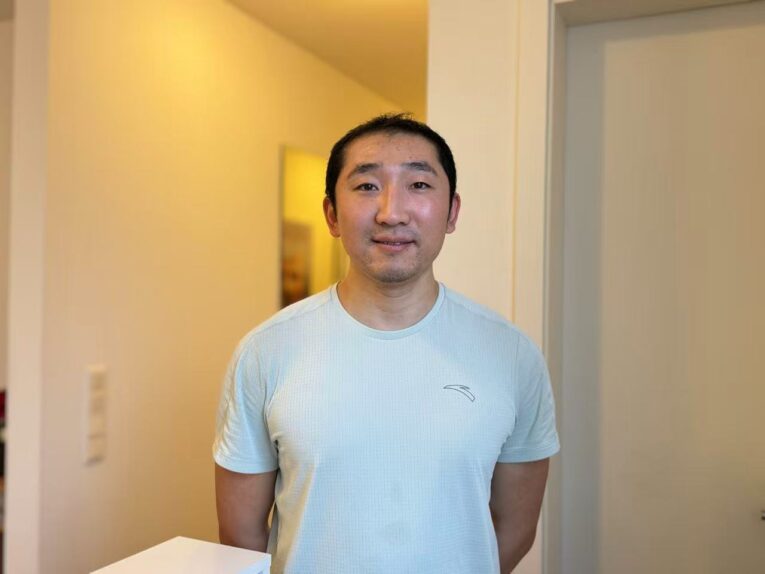 Porträt-Tui-Na-Masseur mit 15 Jahren Erfahrung in Traditionelle Chinesischer Massage, spezialisiert auf Tiefenentspannung und Schmerzlinderung.